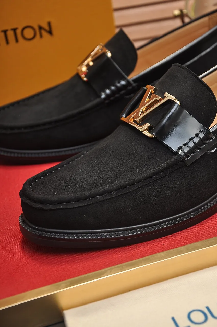 Men's men's shoes 💰560💶 [LV] (original single cowhide lining) 🍀LV's latest genuine leather business suit shoes are launched simultaneously on the official website. The first-layer cowhide imported from Italy is made of heavy gold, 💥1:1 rubber outsole from the official website. Versatile to wear, high-end without losing class, and the color combination is extraordinary. This four-season style is alluring when worn on your feet, showing off your big-name flair. Standard code 38-45 (45 customized)